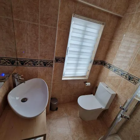 Luxury Family Homes L *